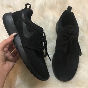 nike all black roshe one